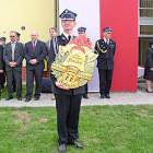 Prezes Roman Węsierski z prezentem od zespołu Familia /fot. Longina Templin