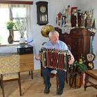 Czesław Bielicki jest muzycznym samoukiem /fot. Longina Templin