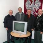 4 listopada 2004r. Burmistrz Bychowski przekazał strażakom telewizor...