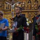 pośrodku - Michał Kozorys - dyrygent zespołu, który zdobył Grand Prix /fot....