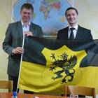 Jarosław Wałęsa i Maciej Czapiewski z flagą Kaszub /fot. MP