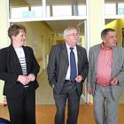 Zmaganiom sportowców przyglądali się: Brygida Milczewska, wicestarosta Jerzy Żurawicz i...