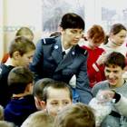 Starszy posterunkowy Justyna Makurat z  młodzieżą Zespołu Szkół w Czeczewie