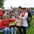 Jurorka Teresa Klasa częstowała widzów tabaką /fot. Longina Templin