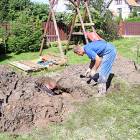 Pracownicy zakładu komunalnego likwidują awarię na prywatnej posesji /fot. Longina Templin