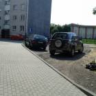 Zaparkowane pojazdy blokują wyjazd z parkingu /fot. nadesłane