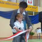 Burmistrz Mirosława Lehman wraz z Martynką dokonały uroczystego przecięcia wstęgi /fot....