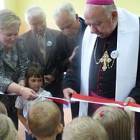 Symbolicznego przecięcia wstęgi dokonał biskup Jan Bernard Szlaga  /fot. Andrzej...