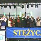 Starostowie dożynek przekazują bochen chleba Janinie Kwiecień oraz Czesławowi...