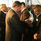 Kazimierz Plocke wręcza statuetki zasłużonym rolnikom z terenu powiatu kartuskiego...