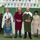 Trzej Królowie zrobili prawdziwą furorę swoim występem... (obok dyr. szkoły)