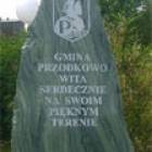 Kamień przy oczku wodnym przed Urzędem Gminy w Przodkowie