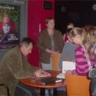 Aktor Tomasz Ignaczak rozdaje autografy /fot. nadesłane