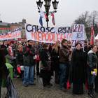 Mieszkańcy Kartuz przyszli na plac z transparentami /fot. Andrzej Baranowski