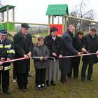Przecięcie wstęgi, które symbolizowało otwarcie placu zabaw /fot. nadesłane