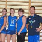 Od lewej: Joanna Kwidzińska, Nikola Madej, Kinga Gizela i trener Maciej Stefanowski...
