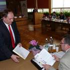 Tomasz Brzoskowski spełnia prośbę Mieczysława Grzegorza Gołuńskiego /fot. Andrzej...