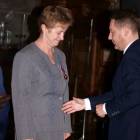 Danuta Pioch otrzymuje odznaczenie z rąk wicewojewody  /fot. nadesłane/Tomasz Sawicki