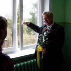 Wójt A. Wyrzykowski otwiera jedno z nowych okien