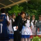Pani prowadząca imprezę pocieszała publiczność, że deszcz niedługo przestanie padać