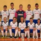 Rocznik 2001/02 z trenerami Wojciechem Stanisławskim i Krzysztofem Cichoszem /fot....