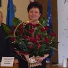 Burmistrz Mirosława Lehman z bukietem kwiatów, który otrzymała od radnych /fot. Andrzej...