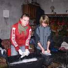 Aleksandra Kryszewska (z prawej) z kuzynką Anastazją Reiter zmywają okopcone naczynia...