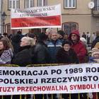Na plac przybył tłum ludzi z różnymi transparentami /fot. Andrzej Baranowski