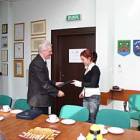 Jan Kulas, wójt gminy Sulęczyno przekazuje list gratulacyjny /fot. Longina Templin