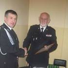 Komendant E. Kwidziński wręcza dyplom dh K. Dampcowi /fot. nadesłane