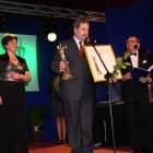 Statuetkę odebrał poseł Stanisław Lamczyk i... /fot. Longina Templin
