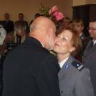 Komendant powiatowy PSP Edmund Kwidziński składa gratulacje nowej szefowej policji...