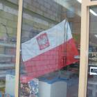 W Kościerzynie flagi pojawiły się nawet w witrynach sklepowych /fot. dad