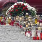 Znicze ułożone na znak krzyża na Rynku w Kartuzach /fot. Andrzej Baranowski