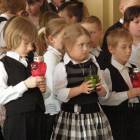 Uczniowie podczas apelu pamięci ze zniczami /fot. Adrian Kreft