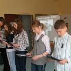 Uczniowie z kl. I gimnazjum przedstawiają program historyczno-literacki /fot. Adrian Kreft