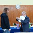Szymon Świątkowski odbiera medal /fot. nadesłane/I LO Kartuzy