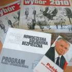 Materiały wyborcze rozdawane przez członków kartuskiego PiS-u /fot. Andrzej Baranowski