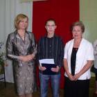 Wyróżniony uczeń Mirosław Grot z dyr. G. Kowalską i wychowawczynią K. Jereczek /fot....