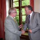 Senator Edmund Wittbrodt wręcza nagrodę wójtowi Tadeuszowi Kobieli i... /fot. Longina...