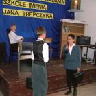 Scena z życia Trepczyka, młodemu aktorowi grającego tę postać (z teczką), w czasie...