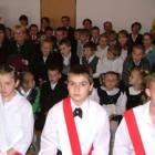 Społeczność szkolna Miszewa, na pierwszym planie poczet sztandarowy