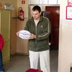 Paweł Bil prezentuje otrzymany sprzęt sportowy /fot. Maciek Śmiechowski