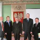 Z wizytą w wejherowskim muzeum...(stoją od lewej: burmistrz W. Kelsch, starosta G....