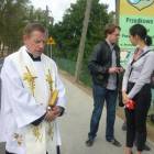 Poświęcenie zmodernizowanej drogi przez przodkowskiego proboszcza ks. Wacława...