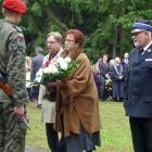 Kwiaty składają przedstawiciele władz powiatu kartuskiego /fot. DWK