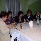 Od lewej: chmieleńska radna Genowefa Makowska z uczestniczkami projektu podczas kolacji...