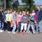 Pięcioklasiści ze Skrzeszewa na swoim boisku szkolnym /fot. Longina Templin