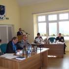 Burmistrz Albin Bychowski przedstawia sprawozdanie za okres międzysesyjny /fot. Longina...