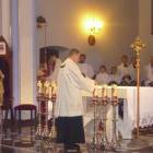 Liturgia wniesienia światła - świeczki zapala ks. proboszcz Wacław Mielewczyk /fot. DWK